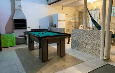 Imagem: A casa possui 2 Dormitórios, Acomodam 5 pessoas, 1 Vaga na