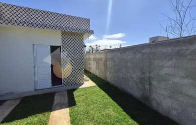 Imagem: A casa possui 2 Dormitórios, 1 Banheiro, 2 Vagas na garagem