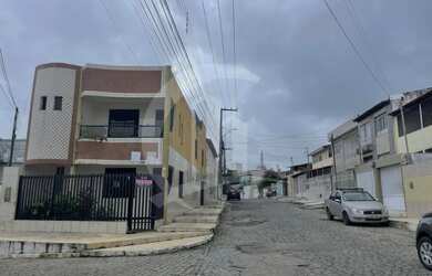 Imagem: A casa possui 4 Dormitórios, 5 Banheiros, 2 Vagas na garagem