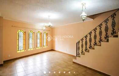 Imagem: A casa possui 3 Dormitórios, 5 Banheiros, 1 Vaga na garagem