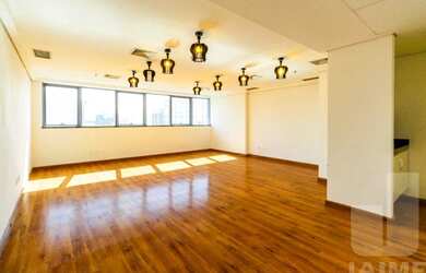 Imagem: O depósito possui 2 Vagas na garagem, 57m² de Área e está