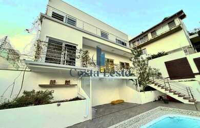 Imagem: A casa possui 3 Dormitórios, 3 Banheiros, 3 Vagas na garagem