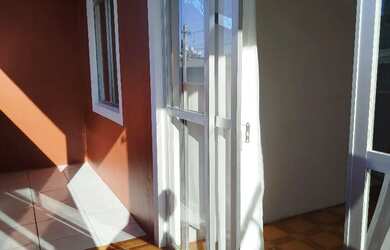 Imagem: A casa possui 1 Dormitório e 1 Banheiro e está localizado