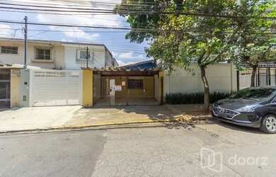 Imagem: A casa possui 4 Dormitórios, 3 Banheiros, 2 Vagas na garagem