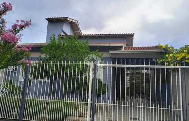 Imagem: A casa possui 3 Dormitórios, 2 Banheiros, 2 Vagas na garagem