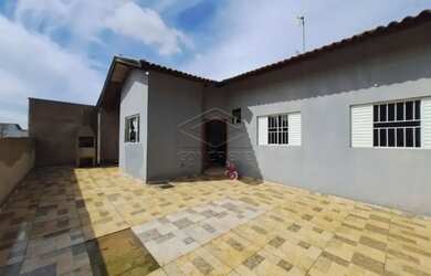 Imagem: A casa possui 2 Dormitórios, 1 Banheiro, 3 Vagas na garagem