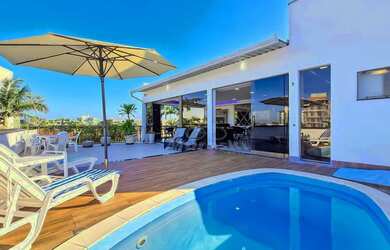 Imagem: A casa possui 5 Dormitórios, 5 Banheiros, 4 Vagas na garagem