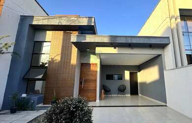 Imagem: A casa em condomínio possui 3 Dormitórios, 2 Banheiros, 1