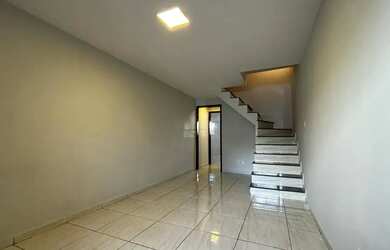 Imagem: A casa possui 2 Dormitórios, 3 Banheiros, 1 Vaga na garagem