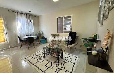 Imagem: A casa possui 3 Dormitórios, 1 Banheiro, 2 Vagas na garagem