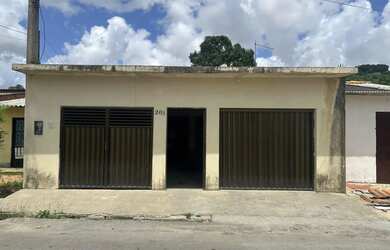 Imagem: A casa possui 4 Dormitórios, 2 Banheiros, 3 Vagas na garagem