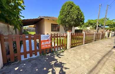 Imagem: A casa possui 3 Dormitórios, 1 Banheiro, 2 Vagas na garagem