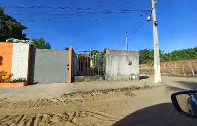 Imagem: A casa possui 2 Dormitórios, 1 Banheiro, 2 Vagas na garagem