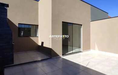 Imagem: A casa possui 3 Dormitórios, 2 Banheiros, 2 Vagas na garagem