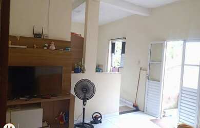 Imagem: A casa possui 2 Dormitórios e 1 Banheiro e está localizado
