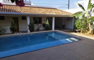 Imagem: A casa possui 3 Dormitórios, 3 Banheiros, 2 Vagas na garagem