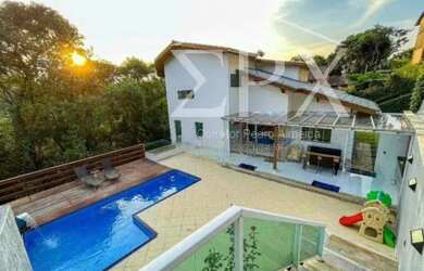 Imagem: A casa em condomínio possui 4 Dormitórios, 4 Banheiros, 5