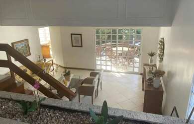 Imagem: A casa possui 4 Dormitórios, 5 Banheiros, 2 Vagas na garagem