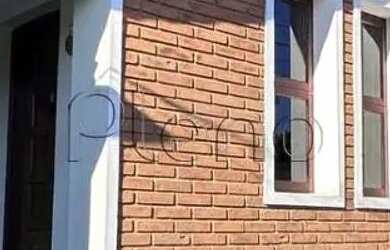 Imagem: A casa possui 4 Dormitórios, 2 Banheiros, 5 Vagas na garagem