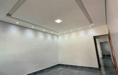 Imagem: A casa possui 3 Dormitórios, 2 Banheiros, 3 Vagas na garagem