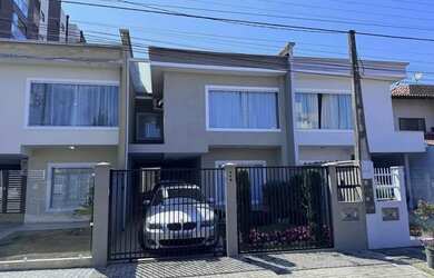 Imagem: A casa possui 3 Dormitórios, 2 Banheiros, 2 Vagas na garagem