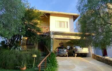 Imagem: A casa possui 3 Dormitórios, 3 Banheiros, 4 Vagas na garagem