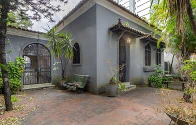 Imagem: A casa possui 4 Dormitórios, 2 Banheiros, 3 Vagas na garagem