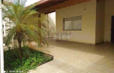 Imagem: A casa possui 3 Dormitórios, 1 Banheiro, 180m² de Área e