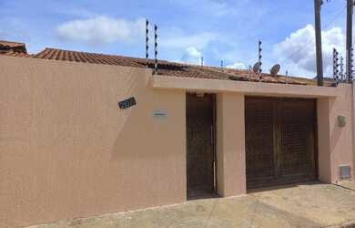 Imagem: A casa possui 3 Dormitórios, 2 Banheiros, 2 Vagas na garagem