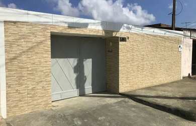 Imagem: A casa possui 2 Dormitórios, 1 Banheiro, 2 Vagas na garagem