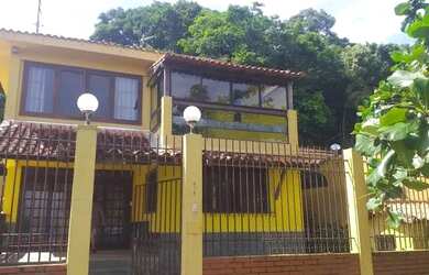 Imagem: A casa possui 5 Dormitórios, 5 Banheiros, 2 Vagas na garagem