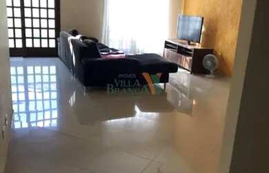 Imagem: A casa possui 4 Dormitórios, 2 Banheiros, 3 Vagas na garagem