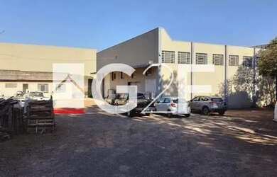 Imagem: O depósito possui 5 Vagas na garagem, 700m² de Área e está