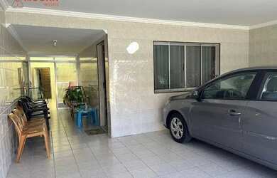 Imagem: A casa possui 3 Dormitórios, 3 Banheiros, 2 Vagas na garagem