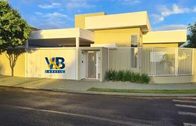 Imagem: A casa possui 3 Dormitórios, 2 Banheiros, 2 Vagas na garagem