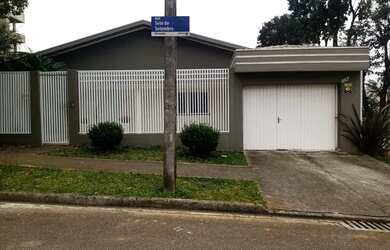 Imagem: A casa possui 3 Dormitórios, 2 Banheiros, 3 Vagas na garagem