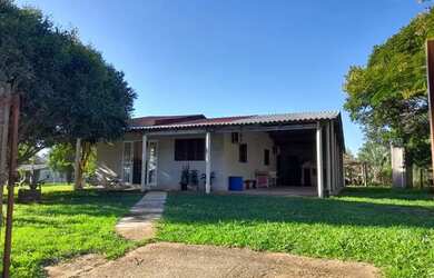 Imagem: A casa possui 3 Dormitórios, 2 Banheiros, 4 Vagas na garagem