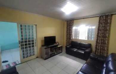 Imagem: A casa possui 2 Dormitórios, 1 Banheiro, 200m² de Área e