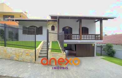 Imagem: A casa possui 3 Dormitórios, 3 Banheiros, 4 Vagas na garagem