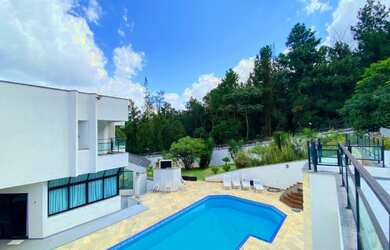 Imagem: A casa em condomínio possui 4 Dormitórios, 5 Banheiros, 5