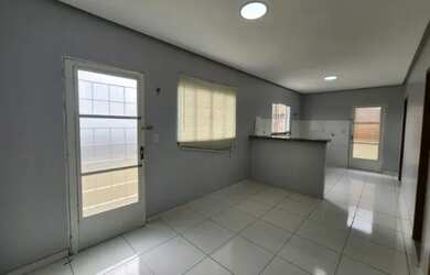 Imagem: A casa possui 2 Dormitórios, 1 Banheiro e está localizado