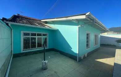 Imagem: A casa possui 2 Dormitórios, 2 Banheiros, 2 Vagas na garagem