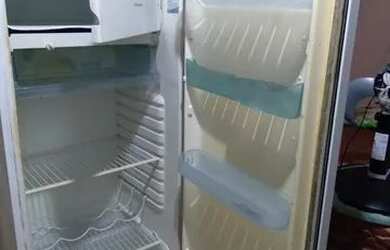 Imagem 5: Geladeira e armário. 