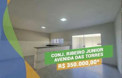 Imagem: A casa possui 3 Dormitórios, 2 Banheiros, 2 Vagas na garagem