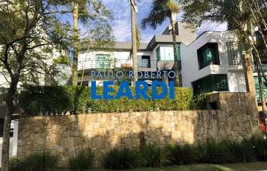 Imagem: A casa em condomínio possui 4 Dormitórios, 4 Banheiros, 782m²