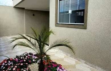 Imagem: A casa possui 3 Dormitórios, 2 Banheiros, 2 Vagas na garagem