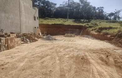 Imagem: A casa possui 3 Dormitórios, 2 Banheiros, 2 Vagas na garagem