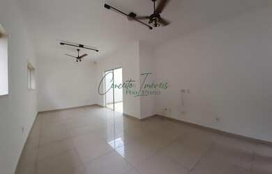 Imagem: A casa possui 4 Dormitórios, 3 Banheiros, 2 Vagas na garagem