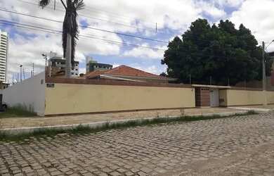 Imagem: A casa possui 5 Dormitórios, 4 Banheiros, 5 Vagas na garagem