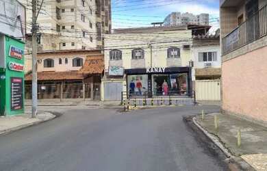 Imagem: A casa possui 3 Dormitórios, 4 Banheiros, 2 Vagas na garagem